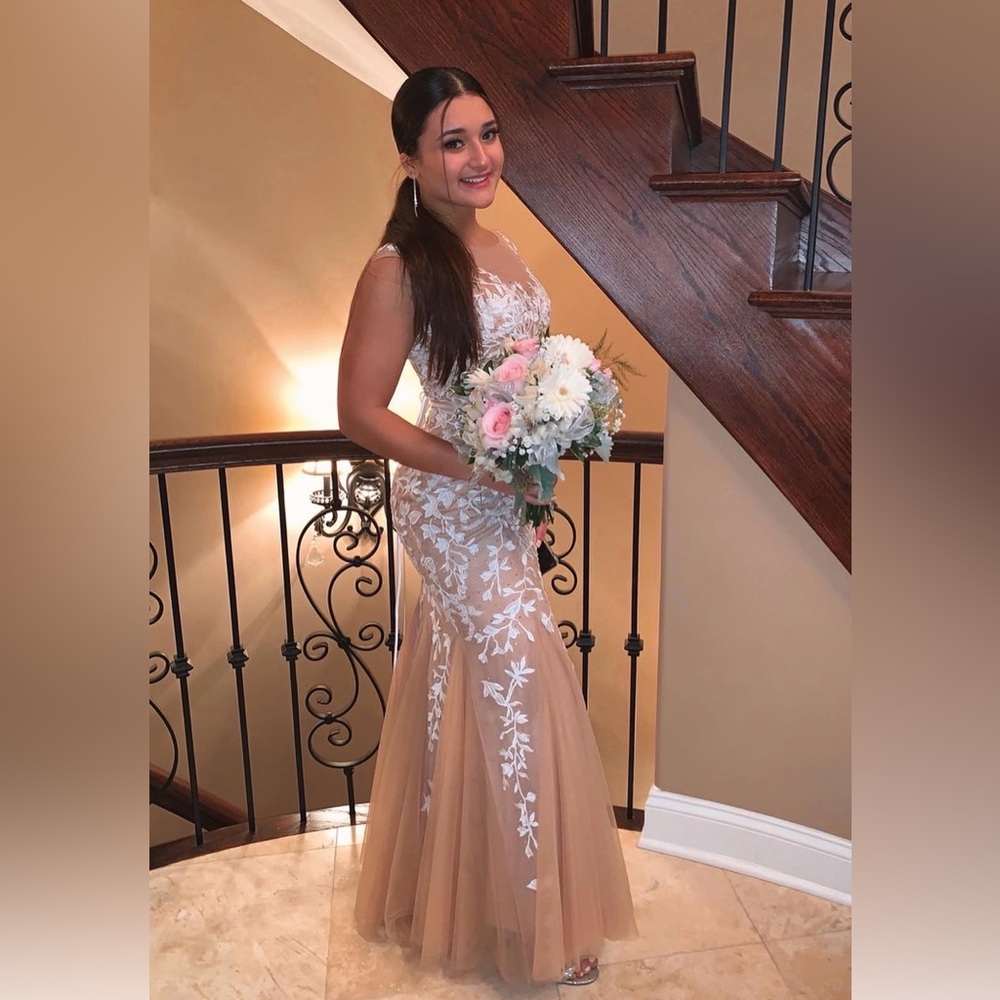 Sherri Hill size 0 Nude Lace Appliqué Evening Gown